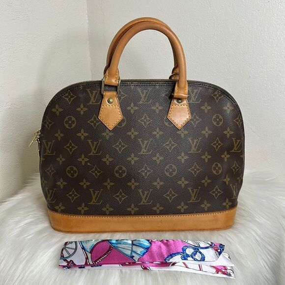 Louis Vuitton Handbags - 💯Authentic Louis Vuitton Monogram Alma Hand bag🍀